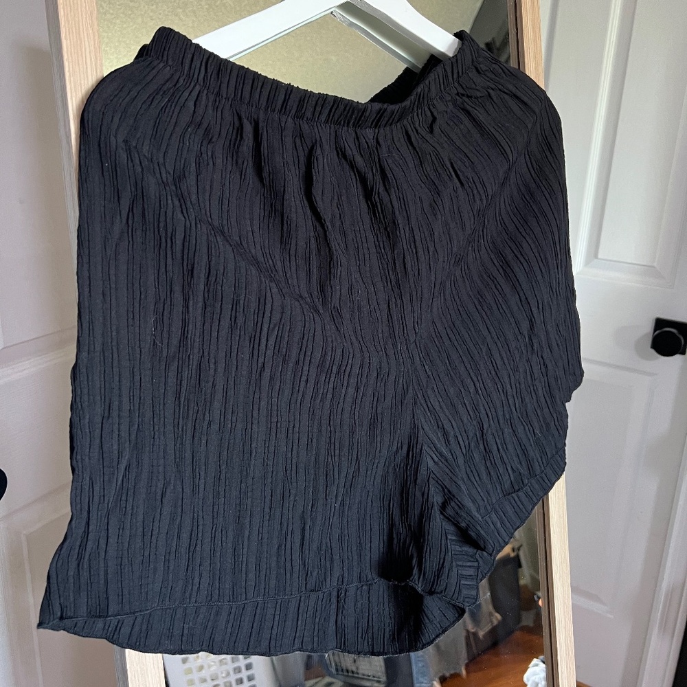 Black Crinkle Elastic Waist Shorts – Size M